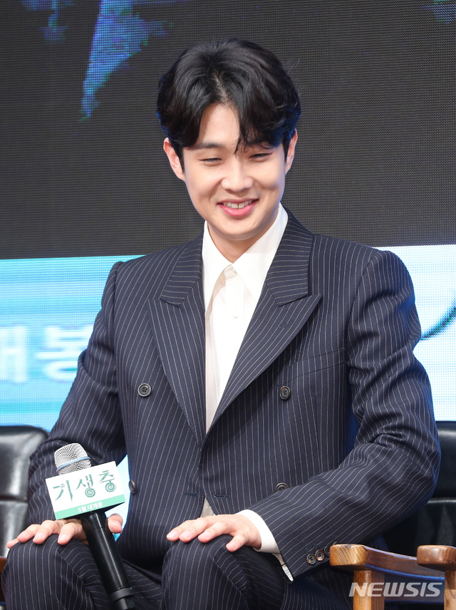 【서울=뉴시스】조수정 기자 = 배우 최우식이 22일 오전 서울 소공동 웨스틴조선호텔에서 열린 영화 '기생충' 제작보고회에서 질문을 듣고 있다. 제72회 프랑스 칸 국제영화제 경쟁 부문에 공식 초청된 영화 '기생충'은 5월 개봉한다. 2019.04.22. chocrystal@newsis.com