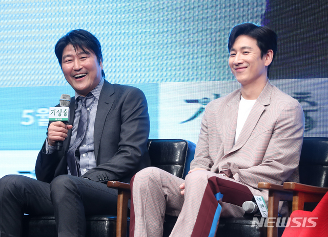 【서울=뉴시스】조수정 기자 = 배우 송강호, 이선균(오른쪽)이 22일 오전 서울 소공동 웨스틴조선호텔에서 열린 영화 '기생충' 제작보고회에서 질문에 답하고 있다. 제72회 프랑스 칸 국제영화제 경쟁 부문에 공식 초청된 영화 '기생충'은 5월 개봉한다. 2019.04.22. chocrystal@newsis.com