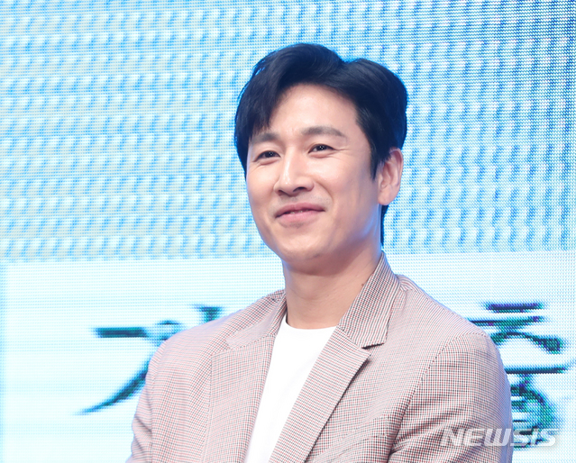【서울=뉴시스】조수정 기자 = 배우 이선균이 22일 오전 서울 소공동 웨스틴조선호텔에서 열린 영화 '기생충' 제작보고회에서 질문에 답하고 있다. 제72회 프랑스 칸 국제영화제 경쟁 부문에 공식 초청된 영화 '기생충'은 5월 개봉한다. 2019.04.22. chocrystal@newsis.com