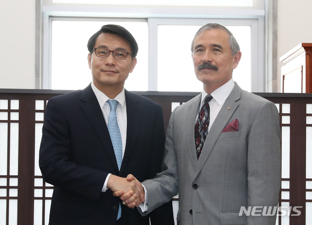 【서울=뉴시스】고승민 기자 = 윤상현 국회 외교통일위원장이 22일 서울 여의도 국회에서 해리 해리스 주한미국대사를 접견하고 있다. 2019.04.22. kkssmm99@newsis.com 