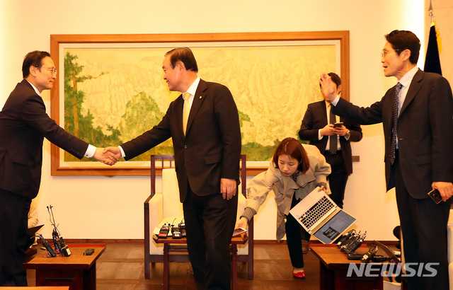 【서울=뉴시스】이종철 기자 = 22일 서울 여의도 국회에서 열린 국회의장-5당 원내대표 회동에 참석한 더불어민주당 홍영표, 민주평화당 장병완, 정의당 윤소하 원내대표가 반갑게 인사하고 있다. 2019.04.22.&nbsp; jc4321@newsis.com