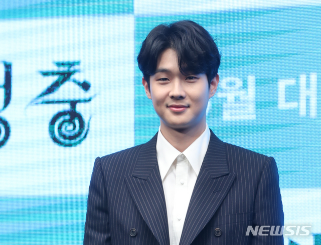 【서울=뉴시스】조수정 기자 = 영화 '기생충' 제작보고회가 열린 22일 오전 서울 소공동 웨스틴조선호텔에서 배우 최우식이 포즈를 취하고 있다. 제72회 프랑스 칸 국제영화제 경쟁 부문에 공식 초청된 영화 '기생충'은 5월 개봉한다. 2019.04.22. chocrystal@newsis.com