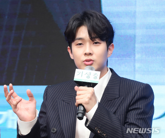 【서울=뉴시스】조수정 기자 = 배우 최우식이 22일 오전 서울 소공동 웨스틴조선호텔에서 열린 영화 '기생충' 제작보고회에서 질문에 답하고 있다. 제72회 프랑스 칸 국제영화제 경쟁 부문에 공식 초청된 영화 '기생충'은 5월 개봉한다. 2019.04.22. chocrystal@newsis.com