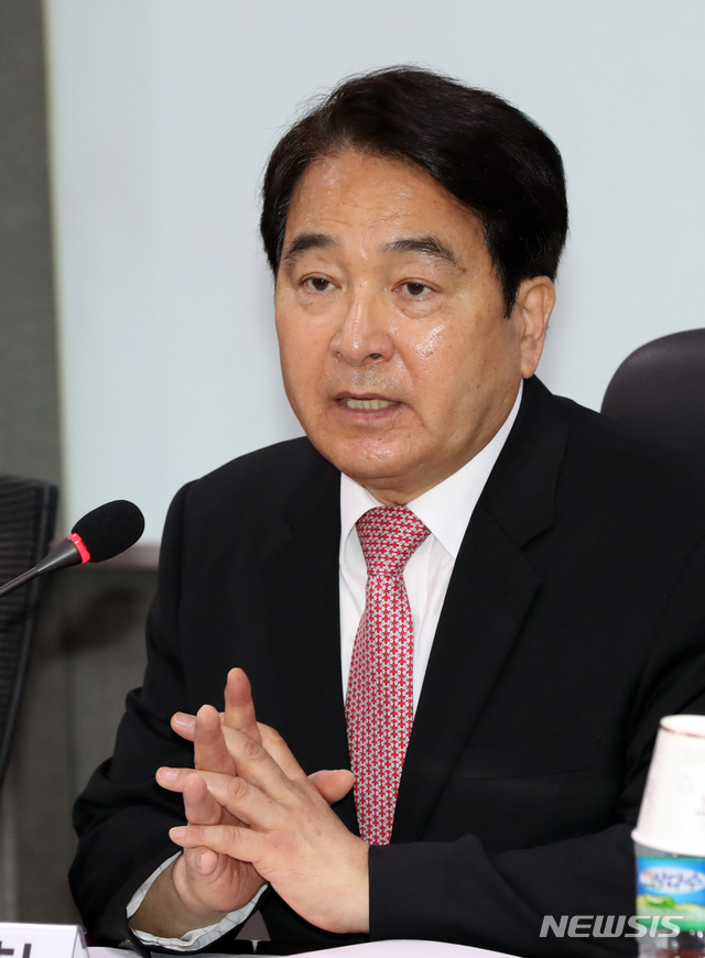 【서울=뉴시스】 박영태 기자 = 22일 오후 서울 영등포구 여의도 국회 의원회관에서 열린 자유민주주의와 시장경제 위기 시리즈 '문재인 정부의 반시장 사회주의형 경제정책 실상' 정책토론회에서 심재철 의원이 인사말을 하고 있다. 2019.04.22. since1999@newsis.com