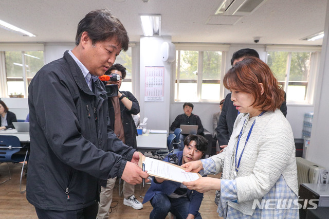 [서울=뉴시스]박미소 기자 = 지난해 4월22일 오후 서울 용산구 한국유치원총연합회 사무실에서 김철(왼쪽) 한유총 사무국장이 이정숙 서울시교육청 주무관에게 한유총 법인 설립허가 취소 통보서에 대한 이의제기 공문을 전달하고 있다.2019.04.22.&nbsp; photo@newsis.com