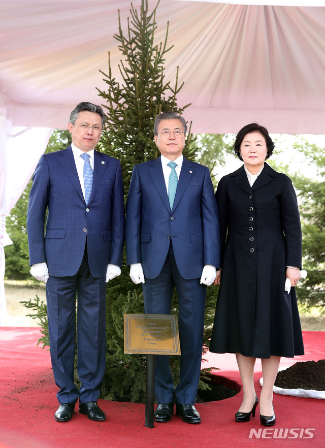 【누르술탄(카자흐스탄)=뉴시스】박진희 기자 = 카자흐스탄을 국빈 방문 중인 문재인 대통령과 김정숙 여사가 22일 오전(현지시) 카자흐스탄 누르술탄 조국수호자기념비 앞 정원에서 전나무를 식수한 후 술타노프 누르술탄 시장과 기념촬영을 하고 있다. 2019.04.22. pak7130@newsis.com