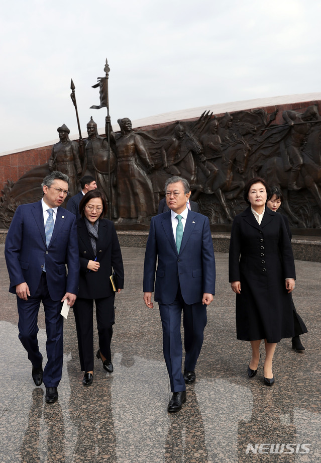 【누르술탄(카자흐스탄)=뉴시스】박진희 기자 = 카자흐스탄을 국빈 방문 중인 문재인 대통령과 김정숙 여사가 22일 오전(현지시간) 카자흐스탄 누르술탄 조국수호자기념비에 헌화한 후 술타노프 누르술탄 시장의 안내로 수호자 기념 조형물을 둘러보고 있다. 2019.04.22. pak7130@newsis.com