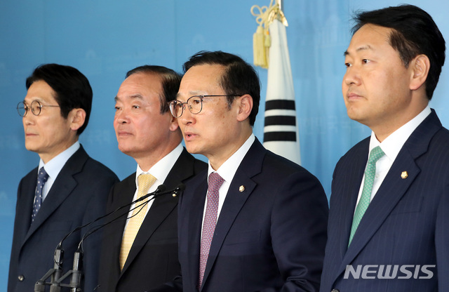 【서울=뉴시스】이종철 기자 = 22일 한국당을 제외한 여야 4당 원내대표 회동을 마친 더불어민주당 홍영표, 바른미래당 김관영, 민주평화당 장병완, 정의당 윤소하 원내대표가 서울 여의도 국회 정론관에서 회동 결과 합의문을 발표하고 있다. 2019.04.22. jc4321@newsis.com