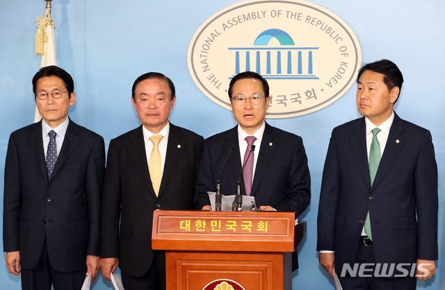 【서울=뉴시스】이종철 기자 = 22일 한국당을 제외한 여야 4당 원내대표 회동을 마친 더불어민주당 홍영표, 바른미래당 김관영, 민주평화당 장병완, 정의당 윤소하 원내대표가 서울 여의도 국회 정론관에서 회동 결과 합의문을 발표하고 있다. 2019.04.22. jc4321@newsis.com