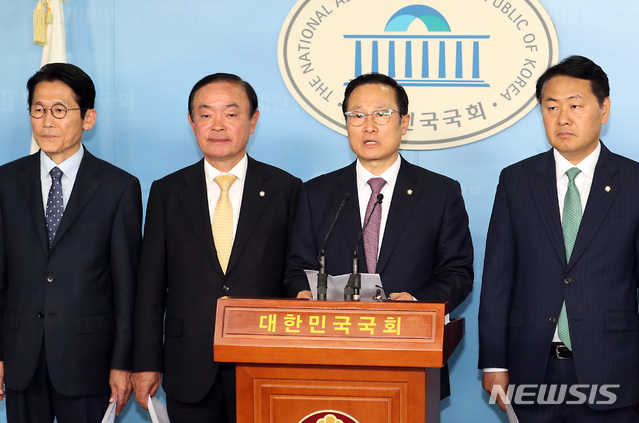 【서울=뉴시스】이종철 기자 = 22일 한국당을 제외한 여야 4당 원내대표 회동을 마친 더불어민주당 홍영표, 바른미래당 김관영, 민주평화당 장병완, 정의당 윤소하 원내대표가 서울 여의도 국회 정론관에서 회동 결과 합의문을 발표하고 있다. 2019.04.22. jc4321@newsis.com