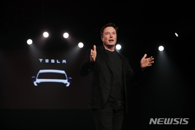 【호손=AP/뉴시스】일론 머스크 테슬라 최고경영자(CEO)가 지난달 14일 캘리포니아 호손 있는 테슬라 디자인 스튜디오에서 모델 Y를 공개하고 있다.2019.04.25. 
