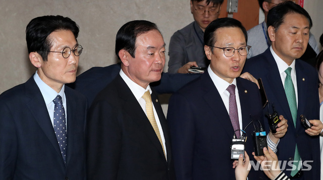 【서울=뉴시스】 박영태 기자 = 22일 한국당을 제외한 여야 4당 원내대표 회동을 마친 더불어민주당 홍영표, 바른미래당 김관영, 민주평화당 장병완, 정의당 윤소하 원내대표가 서울 영등포구 여의도 국회 정론관에서 선거제, 공수처 패스트트랙과 관련한 잠정 합의문을 발표한 후 취재진의 질문에 답변하고 있다. 2019.04.22.since1999@newsis.com