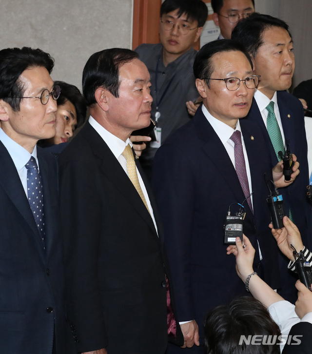 【서울=뉴시스】 박영태 기자 = 22일 한국당을 제외한 여야 4당 원내대표 회동을 마친 더불어민주당 홍영표, 바른미래당 김관영, 민주평화당 장병완, 정의당 윤소하 원내대표가 서울 영등포구 여의도 국회 정론관에서 선거제, 공수처 패스트트랙과 관련한 잠정 합의문을 발표한 후 취재진의 질문에 답변하고 있다. 2019.04.22. since1999@newsis.com