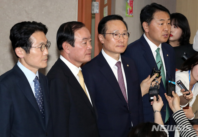 【서울=뉴시스】 박영태 기자 = 지난 22일 자유한국당을 제외한 여야 4당 원내대표 회동을 마친 더불어민주당 홍영표, 바른미래당 김관영, 민주평화당 장병완, 정의당 윤소하 원내대표가 서울 영등포구 여의도 국회 정론관에서 선거제, 공수처 패스트트랙과 관련한 잠정 합의문을 발표한 후 취재진의 질문에 답변하고 있다. 2019.04.22.since1999@newsis.com