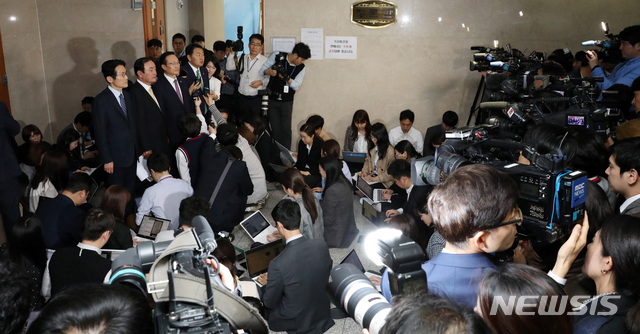 【서울=뉴시스】 박영태 기자 = 22일 한국당을 제외한 여야 4당 원내대표 회동을 마친 더불어민주당 홍영표, 바른미래당 김관영, 민주평화당 장병완, 정의당 윤소하 원내대표가 서울 영등포구 여의도 국회 정론관에서 선거제, 공수처 패스트트랙과 관련한 잠정 합의문을 발표한 후 취재진의 질문에 답변하고 있다. 2019.04.22.since1999@newsis.com