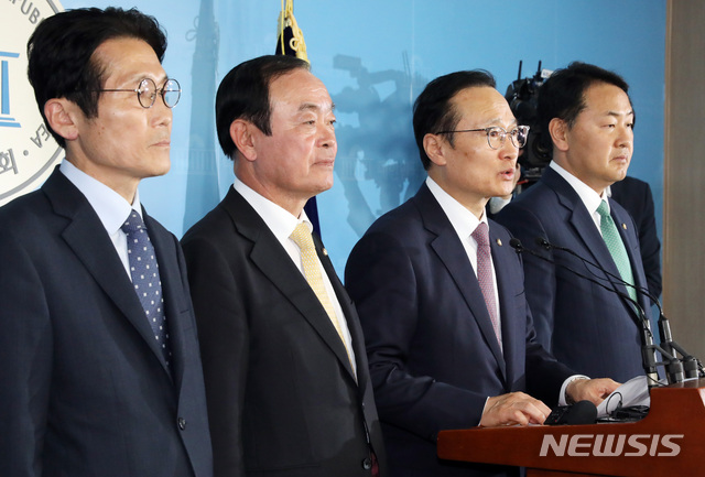 【서울=뉴시스】 박영태 기자 = 22일 한국당을 제외한 여야 4당 원내대표가 서울 영등포구 여의도 국회 정론관에서 선거제, 공수처법 패스트트랙과 관련한 잠정 합의문을 발표한 후 정론관을 나서고 있다. 왼쪽부터 정의당 윤소하, 민주평화당 장병완, 더불어민주당 홍영표, 바른미래당 김관영. 2019.04.22. since1999@newsis.com