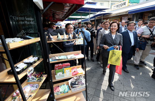 【광주=뉴시스】 신대희 기자 = 22일 광주 광산구 1913 송정역시장에서 박영선 중소벤처기업부 장관이 상상가를 둘러보고 있다. 박 장관은 이날 온누리상품권으로 장을 봤다. 2019.04.22. sdhdream@newsis.com
