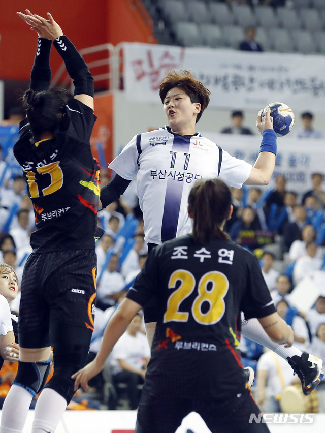 【서울=뉴시스】최동준 기자 = 22일 서울 송파구 SK핸드볼경기장에서 열린 SK 핸드볼 코리아리그 챔피언결정전 부산시설공단 대 SK슈가글라이더즈의 경기, 부산시설공단 류은희가 공격을 시도하고 있다. 2019.04.22. photocdj@newsis.com
