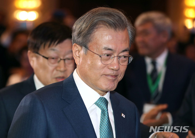 【누르술탄(카자흐스탄)=뉴시스】박진희 기자 = 카자흐스탄을 국빈방문 중인 문재인 대통령이 22일 오후 (현지시각) 힐튼호텔에서 열린 '한-카자흐스탄 비지니스포럼'에 참석하고 있다. 2019.04.22.  pak7130@newsis.com