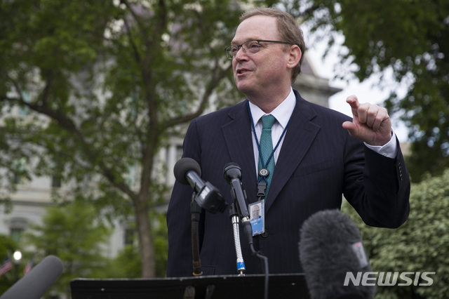 【워싱턴=AP/뉴시스】도널드 트럼프 미국 대통령이 지난해 6월 사임한 케빈 해싯(사진) 백악관 경제자문위원회(CEA) 위원장을 다시 불러 신종 코로나바이러스 감염증(코로나19)로 인한 경제 침체 문제는 논의하고 있다고 20일(현지시간) CNN이 보도했다. 사진은 작년 4월 백악관에서 기자회견 중인 해싯의 모습. 2020.3.20.