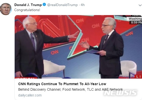 【로스앤젤레스=뉴시스】 도널드 트럼프 미국 대통령이 22일(현지시간) CNN의 최근 시청률이 미국 기본 케이블채널 중 15위를 기록하며 올해 들어 최저 수준으로 떨어진 데 대해 "축하한다"고 조롱했다. <사진=트럼프 대통령 트위터 캡처> 2019.04.22