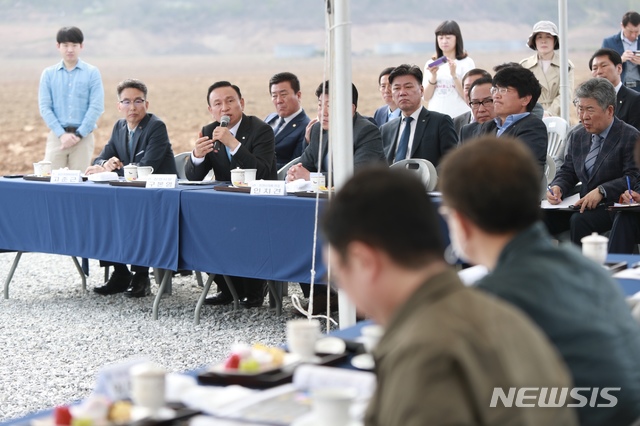 【천안=뉴시스】이종익 기자 = 23일 오전 충남 천안시 서북구 입장면 가산리 일원에서 대한민국 축구종합센터 부지선정위원회가 참석한 가운데 후보지 선정을 위한 현장 실사가 열리고 있다. 2019.04.23. (사진=천안시 제공)photo@newsis.com