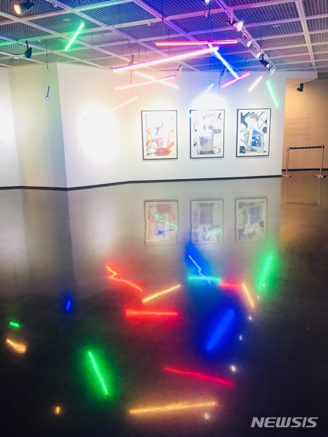 【서울=뉴시스】스페인 네온사인 예술가 하비에르 마틴의 한국 첫번째 개인전이 서울 부암동 서울미술관에서 열린다.