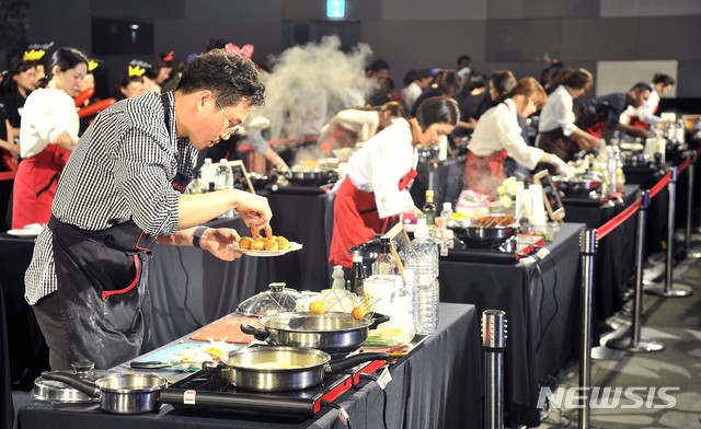 【서울=뉴시스】한국암웨이가 22일 개최한 '제9회 암웨이 퀸 요리 명장 콘테스트' 