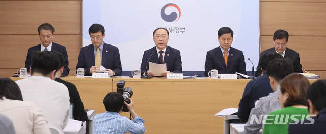 【세종=뉴시스】강종민 기자 = 기획재정부가 지난 22일 정부세종청사에서 미세먼지 등 국민 안전과 민생 경제 지원을 위한 추가경정예산(추경)안 편성 내용을 발표하고 있다. 왼쪽부터 방기선 차관보, 이호승 제1차관, 홍남기 부총리 겸 장관, 구윤철 제2차관, 안일환 예산실장. 2019.04.24.   ppkjm@newsis.com 