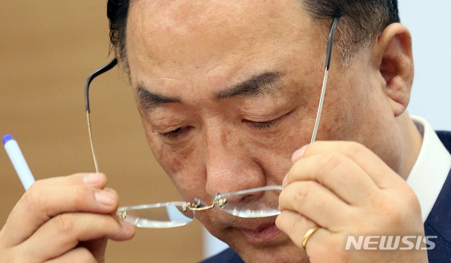 【세종=뉴시스】강종민 기자 = 홍남기 부총리 겸 기획재정부 장관이 지난 22일 정부세종청사에서 미세먼지 등 국민 안전과 민생 경제 지원을 위한 추가경정예산(추경)안 편성 내용을 설명하며 안경을 고쳐쓰고 있다. 2019.04.24.   ppkjm@newsis.com 