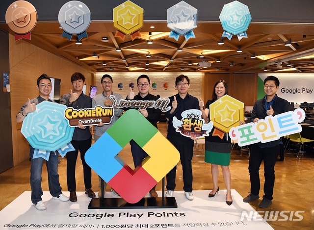 【서울=뉴시스】구글플레이가 23일 대치동 구글 스타트업 캠퍼스에서 구글플레이 포인트 프로그램 출시 기자간담회를 진행했다. 왼쪽부터 장현세 구글플레이 비즈니스 이노베이션 수석부장, 안현재 구글플레이 비즈니스 이노베이션 과장, 배형욱 데브시스터즈 이사, 강정수 엔씨소프트 리니지M 사업실장, 신명용 이꼬르 대표, 유니스 김(Eunice Kim) 구글플레이 비즈니스 이노베이션 디렉터, 민경환 구글 한국 안드로이드 앱·게임 비즈니스 개발 총괄. (사진/구글플레이 제공) photo@newsis.com