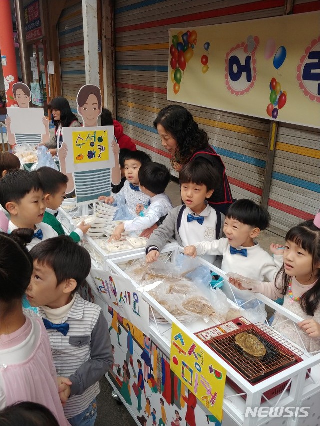 【서울=뉴시스】 지난해 강서구 화곡중앙골목시장에서 아이들이 상인체험을 하고 있다. 2019.04.23. (사진=강서구 제공)