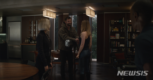 [2인의 리뷰]무한감동 또는 남성 역차별···'어벤져스: 엔드게임'