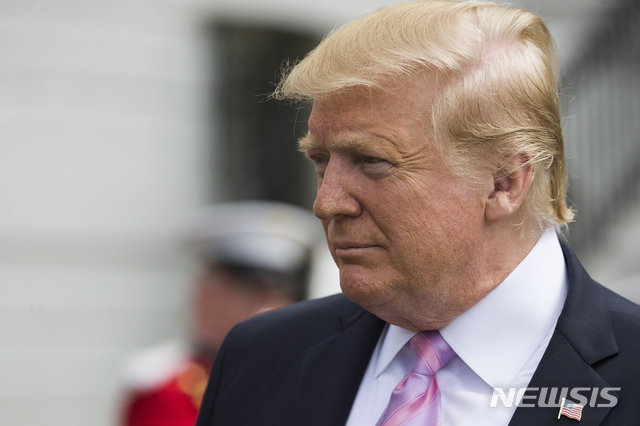 【워싱턴=AP/뉴시스】도널드 트럼프 미국 대통령이 22일(현지시간) 백악관에서 걷고 있다. 트럼프 대통령은 이란의 수출길을 막은 전면적인 제재 조치를 발표한 이후 "사우디아리비아와 다른 석유수출국기구(OPEC) 국가들이, 전면적인 이란 제재에서 오는 원유 수급 격차 이상을 메꿔주고도 남을 것"이라고 트윗했다. 2019.04.23. 