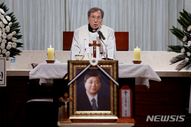 【서울=뉴시스】김병문 수습기자 = 23일 오전 서울 서대문구 신촌 세브란스병원 장례식장에서 함세웅 신부 주관으로 고 김홍일 전 의원의 장례미사가 열리고 있다. 2019.04.23.&nbsp; dadazon@newsis.com