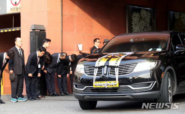 【서울=뉴시스】김병문 수습기자 = 23일 오전 서울 서대문구 신촌 세브란스병원 장례식장에서 고 김홍일 전 민주당 의원 발인이 엄수되는 가운데 유가족과 조문객들이 고인을 향해 인사하고 있다. 2019.04.23.  dadazon@newsis.com