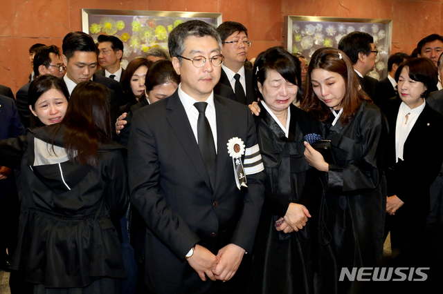 【서울=뉴시스】김병문 수습기자 = 23일 오전 서울 서대문구 신촌 세브란스병원 장례식장에서 고 김홍일 전 민주당 의원 발인이 엄수되는 가운데 유가족들이 슬퍼하고 있다. 2019.04.23.&nbsp; dadazon@newsis.com 