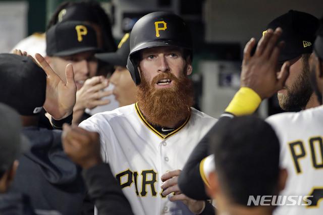 【피츠버그(미국)=AP/뉴시스】 피츠버그 파이어리츠 콜린 모란이 23일(한국시간) 애리조나 다이아몬드백스와의 경기에서 3회 득점 후 홈에 들어와 환영받고 있다. 