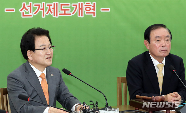 【서울=뉴시스】이종철 기자 = 23일 서울 여의도 국회에서 열린 민주평화당 의원총회에서 정동영 대표가 모두발언을 하고 있다. 2019.04.23. jc4321@newsis.com