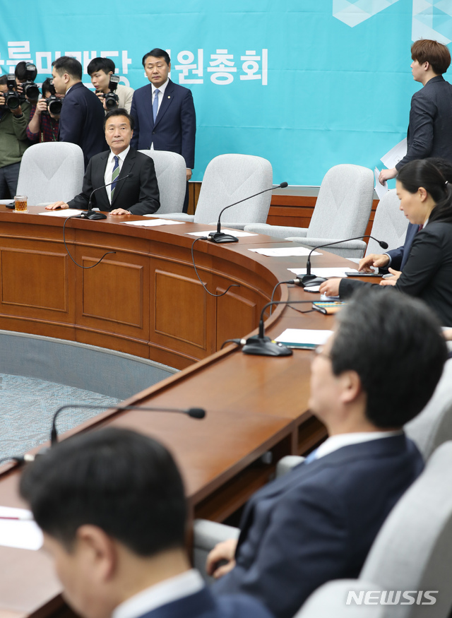 【서울=뉴시스】고승민 기자 = 23일 서울 여의도 국회에서 열린 바른미래당 의원총회에서 손학규 대표와 유승민 의원이 긴장감 속에 회의 시작을 기다리고 있다. 2019.04.23. kkssmm99@newsis.com