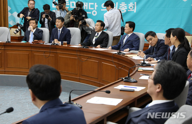 【서울=뉴시스】고승민 기자 = 23일 서울 여의도 국회에서 열린 바른미래당 의원총회에서 지상욱 의원이 비공개회의를 항의하고 있다. 2019.04.23. kkssmm99@newsis.com