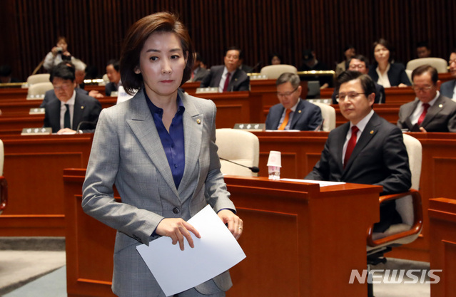 【서울=뉴시스】 박영태 기자 = 23일 오전 서울 영등포구 여의도 국회에서 열린 자유한국당 긴급 의원총회에서 나경원 원내대표가 발언을 위해 단상으로 나가고 있다. 2019.04.23. since1999@newsis.com