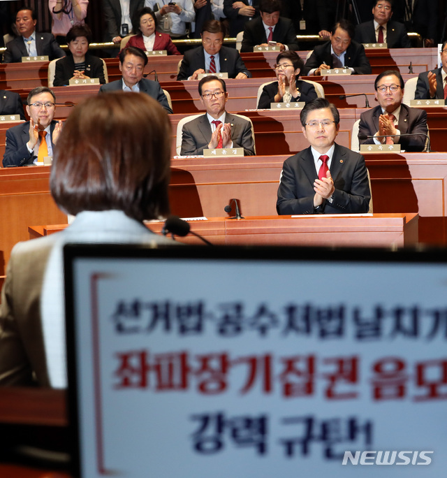 【서울=뉴시스】 박영태 기자 = 23일 오전 서울 영등포구 여의도 국회에서 열린 선거법 공수처법 날치기 좌파장기집권 음모 강력 규탄하는 자유한국당 긴급 의원총회에서 황교안 대표와 의원들이 나경원 원내대표의 발언에 박수를 치고 있다. 2019.04.23.since1999@newsis.com