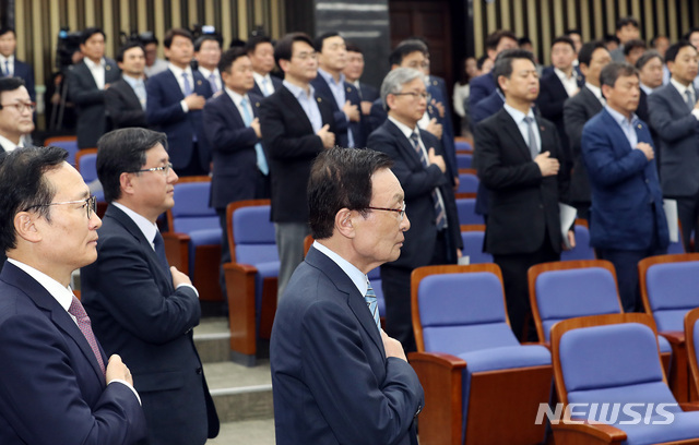 【서울=뉴시스】이종철 기자  = 더불어민주당 의원총회. 2019.04.23. jc4321@newsis.com