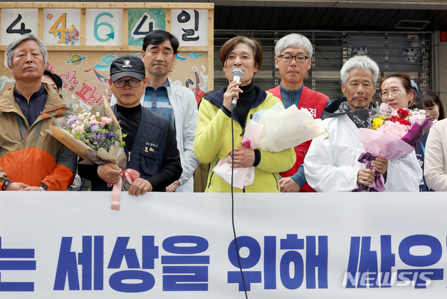 【서울=뉴시스】김병문 수습기자 = 2007년 정리해고 사태 이후 12년 만에 해고자 복직에 대한 콜텍 노사 조인식이 열린 23일 오전 서울 강서구 콜텍 본사 앞에서 이인근 금속노조 콜텍지회장이 기자회견에 참석해 발언을 하고 있다. 공대위에 따르면 복직자들은 내달 2일 복직해 30일까지 근무한 뒤 퇴직하며 처우는 부속 합의서에 따르기로 했다고 밝혔다. 2019.04.23.&nbsp; dadazon@newsis.com