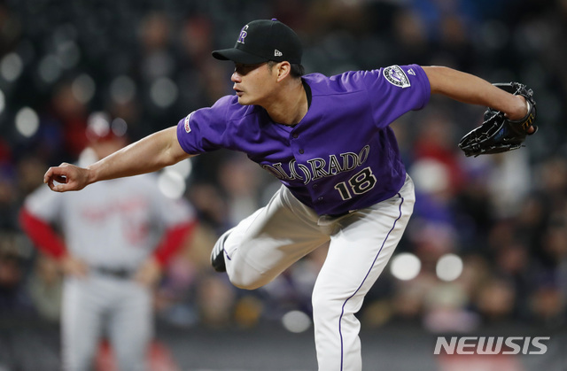 【덴버(미국)=AP/뉴시스】 콜로라도 로키스 오승환이 23일(한국시간) 워싱턴 내셔널스와의 경기에서 7회 역투하고 있다. 