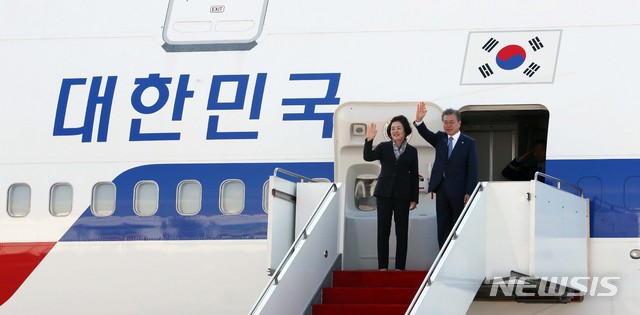 【누르술탄(카자흐스탄)=뉴시스】박진희 기자 = 중앙아시아 3개국 순방을 마친 문재인 대통령과 부인 김정숙 여사가 카자흐스탄 국빈 방문을 마치고 23일(현지시각) 누르술탄 공항에서 전용기에 올라 환송 인사들에 손인사를 하고 있다. 2019.04.23.&nbsp; pak7130@newsis.com