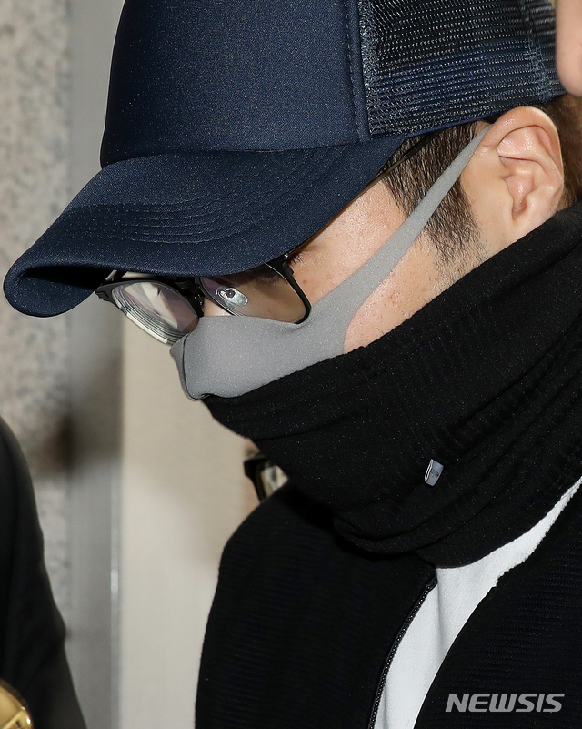 【인천=뉴시스】김병문 수습기자 = 변종 대마 등을 흡입한 혐의를 받고 있는 현대그룹 3세 정모(30)씨가 23일 오후 인천지방법원에서 열린 영장실질심사(구속 전 피의자 심문)에 출석하고 있다. 2019.04.23.&nbsp; dadazon@newsis.com