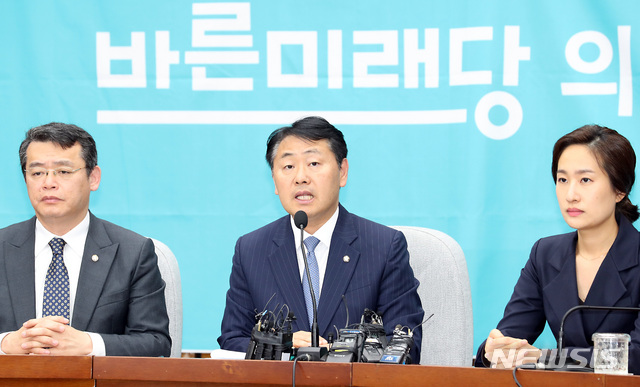 【서울=뉴시스】이종철 기자 = 23일 서울 여의도 국회에서 열린 바른미래당 의원총회가 끝난뒤 김관영 원내대표가 결과를 발표하고 있다. 2019.04.23. jc4321@newsis.com