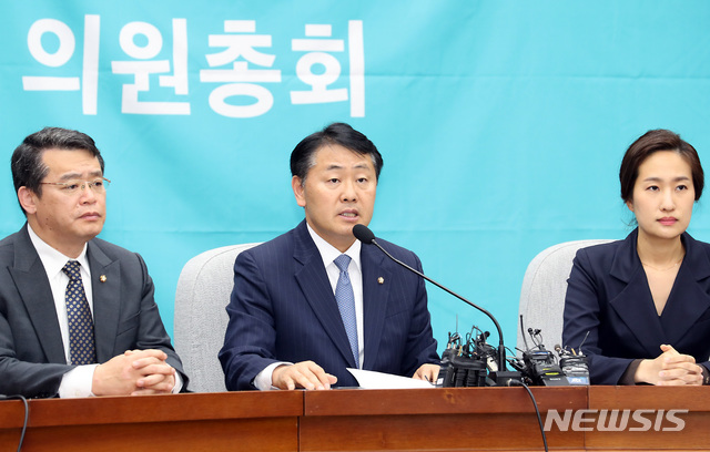 【서울=뉴시스】이종철 기자 = 23일 서울 여의도 국회에서 열린 바른미래당 의원총회가 끝난뒤 김관영 원내대표가 결과를 발표하고 있다. 2019.04.23.&nbsp; jc4321@newsis.com